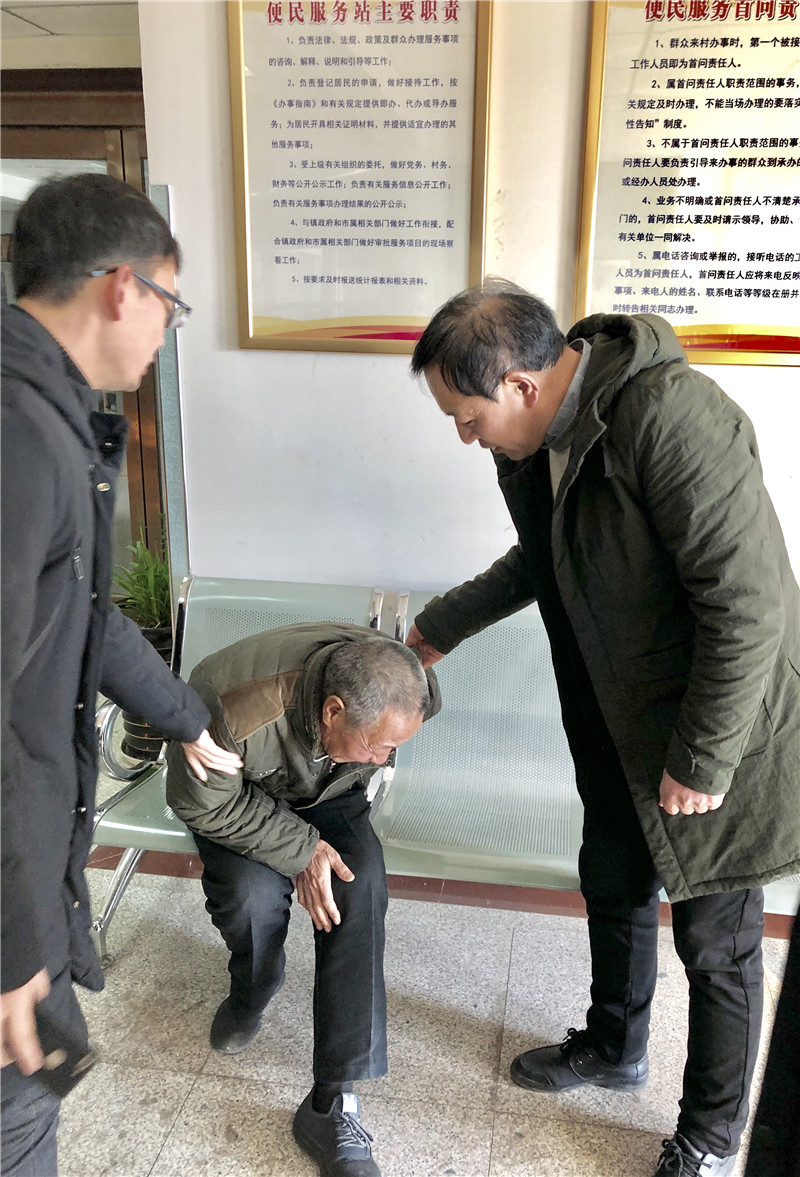鄭州科威耐材春節(jié)前慰問困難群眾（不顧雙腿疼痛，起身表示感謝）